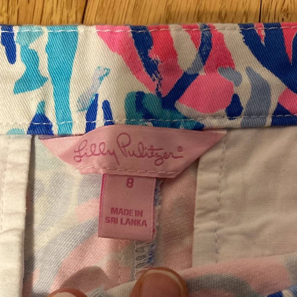 Sold!! Lilly Pulitzer Cosmic Coral Cracked Up Hazelle Stretch Shorts - Picture 3 of 6